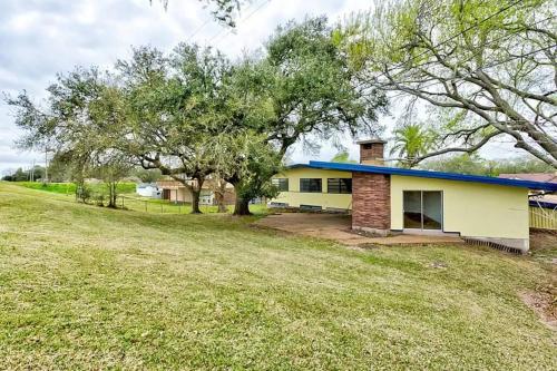 ein Haus mit einem blauen Dach und einem Hof in der Unterkunft Perfect Port Arthur Getaway! in Port Arthur