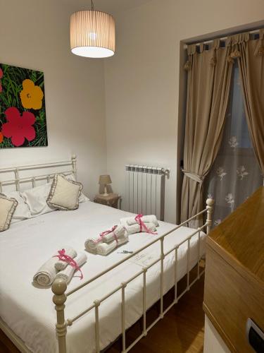 una camera da letto con un letto e asciugamani di CriSè Home a Napoli