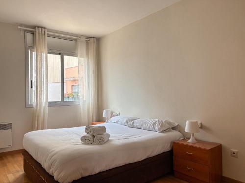 um quarto com uma cama com dois bichos de peluche em Clauhomes Reus Centro em Reus