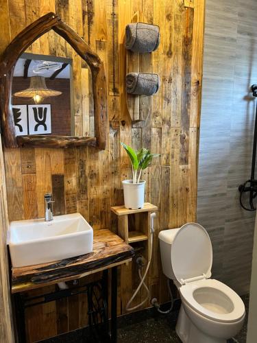 een badkamer met een wastafel en een toilet bij Swahili Villa in Arusha