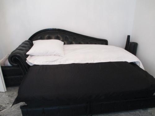 سرير أو أسرّة في غرفة في Art Basel 2024