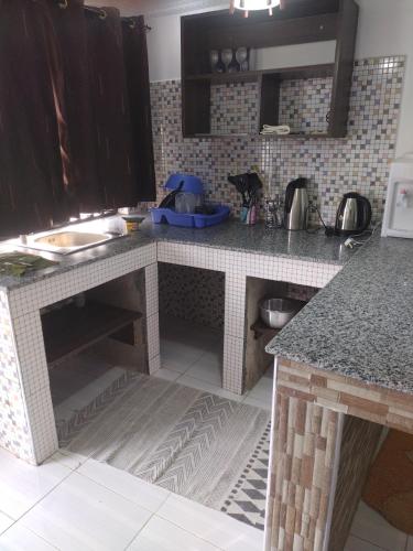 una cucina con lavandino e piano di lavoro di Precious Home stays a Maragoli