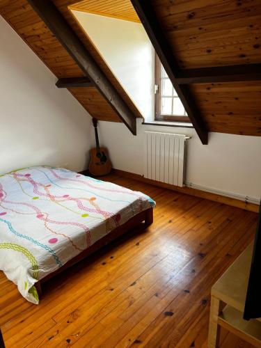 une chambre avec un lit et un parquet dans l'établissement Villa near CDG Paris aeroport, à Arnouville-lès-Gonesse