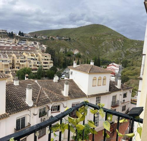 Habitación en piso في ثينيس دي لا فيغا: اطلالة من شرفة على مباني وجبل