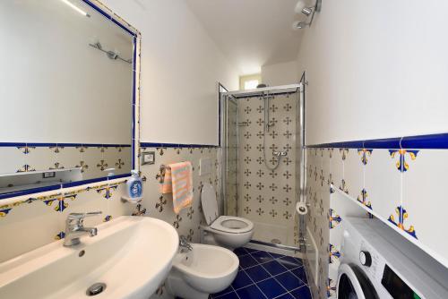 ein Badezimmer mit Waschbecken und Toilette in der Unterkunft Casa Marianna in Conca dei Marini