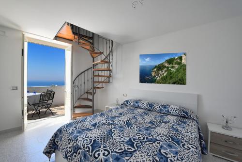 ein Schlafzimmer mit einem Bett und einer Wendeltreppe in der Unterkunft Casa Marianna in Conca dei Marini