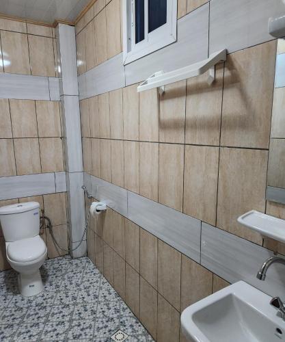 杜阿拉Magnifique appartement haut standing à Kotto, calme, propre, securise avec groupe electrogene et wifi的带马桶和水槽的浴室