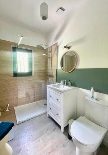 une salle de bain avec des toilettes blanches et un lavabo dans l'établissement LES CISTES, à Mallemort