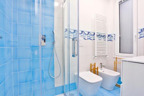 La salle de bains est pourvue d'une douche, de toilettes et d'un lavabo. dans l'établissement Casa NordOvest Cheerful Apartment, à Salerne