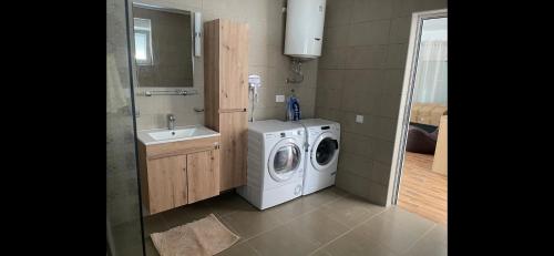 Ένα μπάνιο στο Vila Kajevic