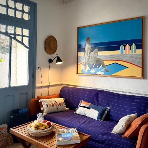 un salon avec un canapé violet et une table dans l'établissement Villa 
