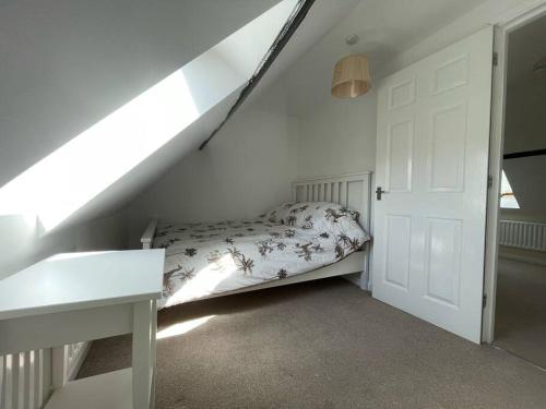 Ένα ή περισσότερα κρεβάτια σε δωμάτιο στο 3-Bed House near Salisbury Cathedral & Attractions