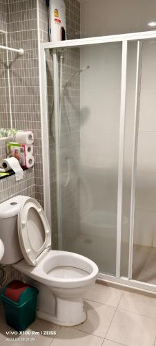 La salle de bains est pourvue d'une douche et de toilettes. dans l'établissement 帮松丽景, à Bangkok