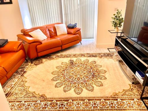 un soggiorno con divano arancione e tappeto di King-Size Bedroom a Kent