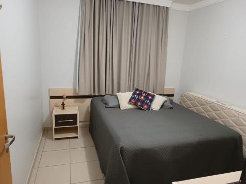 - une petite chambre avec un lit et une fenêtre dans l'établissement Flat Águas da Serra - com acesso ao rio, à Rio Quente