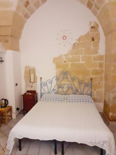 レッチェにあるVico del Sole b&bの石造りの壁のドミトリールーム(ベッド1台)
