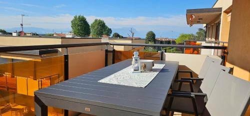 西尔米奥奈Casa Belvì - Family Appartement Lugana-Sirmione的阳台上配有蓝色的桌椅