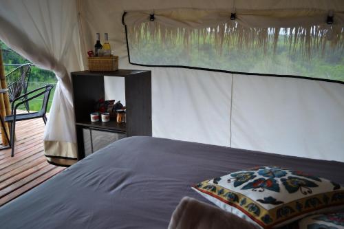 a bedroom with a bed and a tent at Encanto Toscano in Quimbaya