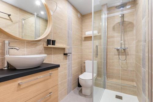 une salle de bain avec toilettes, lavabo et douche dans l'établissement Une pépite face à la mer avec accès direct plage, au Cap d'Agde