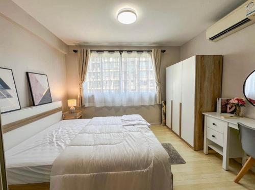 una camera con letto, scrivania e finestra di 1 Bed 1 Bath Apartment a Kathu