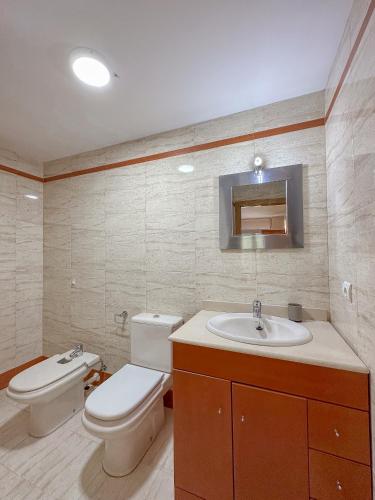 a bathroom with a toilet and a sink at Clauhomes Suite de Mozart in Tarragona