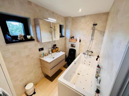 bagno con vasca e lavandino di Town house with garden - 1 room with shared bathroom a Bruxelles