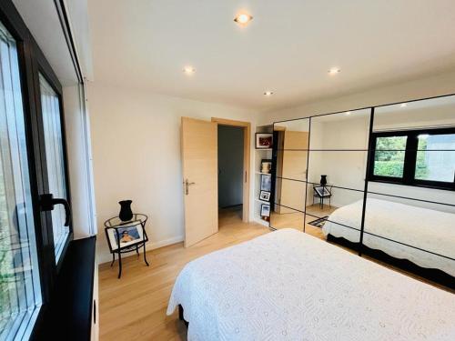 una camera con un letto bianco e una grande finestra di Town house with garden - 1 room with shared bathroom a Bruxelles