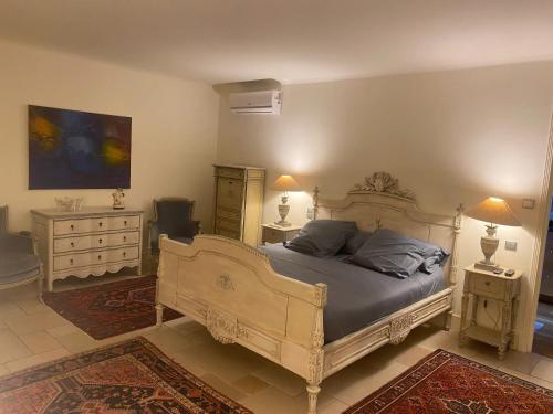 - une chambre avec un lit, 2 tables de nuit et 2 lampes dans l'établissement Villa d'exception à Palaja avec piscines intérieures et extérieures, à Palaja