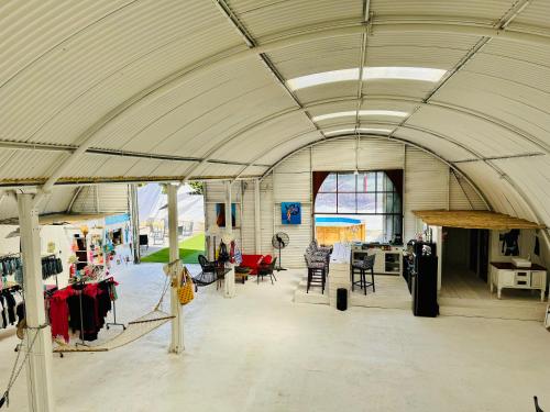 - un grand bâtiment avec une chambre dotée de tables et de chaises dans l'établissement Maison avec piscine, à Antibes