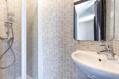 een badkamer met een wastafel en een douche bij Elegant and confortable T2 - Ivry & Paris in Ivry-sur-Seine