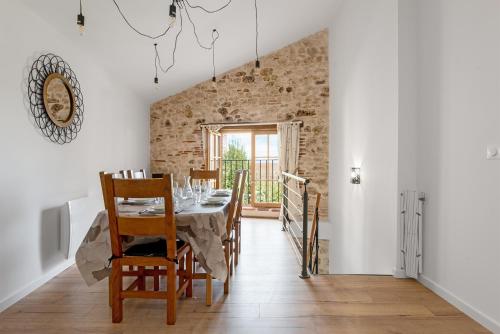 une salle à manger avec une table et des chaises dans l'établissement LES PORTES DE CASTELNAU, à Castelnau-de-Montmiral