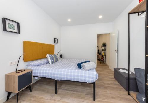 ein Schlafzimmer mit einem Bett in einem Zimmer in der Unterkunft Apartamento Zubia Barakaldo BEC Bilbao in Barakaldo