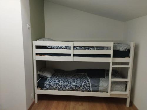 Bunk bed o mga bunk bed sa kuwarto sa Gîte des Trois Cantons