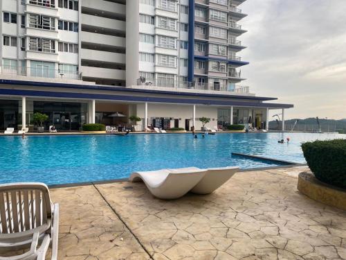 een zwembad voor een groot gebouw bij Alwafiqah Palmyra Condo 3 Bedroom- With Netflix & Wifi near Bangi, Kajang, Nilai,Putrajaya, KLIA in Kajang