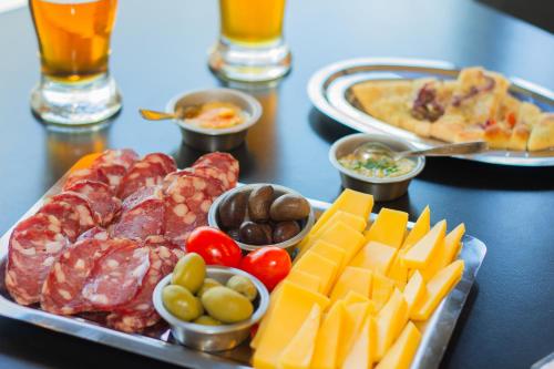 Mat på vandrarhemmet eller i närheten