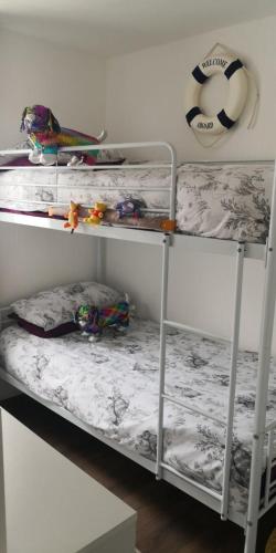 2 Etagenbetten in einem Zimmer mit in der Unterkunft 83A South Shore Village in Bridlington