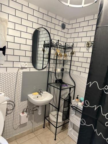 Un baño con lavabo, inodoro y espejo. en Słoneczny Klasztorek, en Gardeja