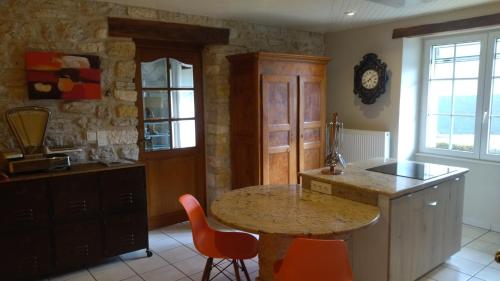 Dapur atau dapur kecil di Gite de l'Ancheronne 12 couchages spa