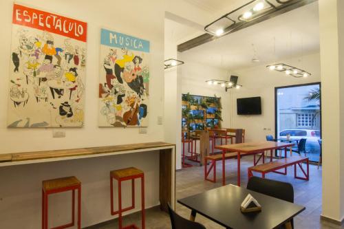 En tv och/eller ett underhållningssystem på Aldea Hostel & Café