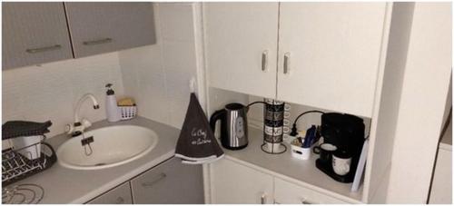 Il comprend une petite cuisine avec un évier et un comptoir. dans l'établissement VALRAS - Studio avec parking fermé 50m de la plage, à Valras-Plage