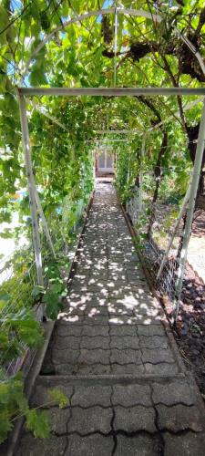 une allée en pierre avec une structure en métal dans un jardin dans l'établissement Studio Indépendant, à Toulon