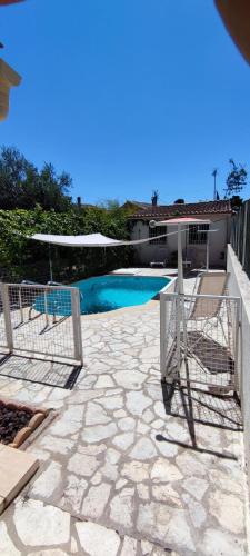 une terrasse en pierre avec une piscine et une maison dans l'établissement Studio Indépendant, à Toulon