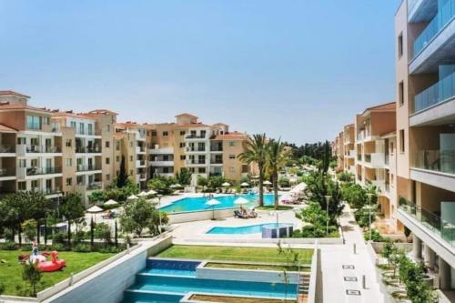 un'immagine di un complesso di appartamenti con piscina di Elysia park rose apartment a Paphos