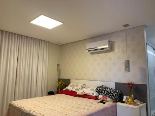 ein Schlafzimmer mit einem Bett und einer Klimaanlage an der Wand in der Unterkunft Casa de luxo alphaville in Goiânia