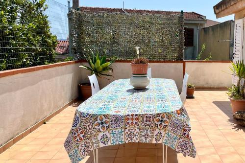 una mesa con un jarrón en un patio en Luxury Home Cabras Centro en Càbras