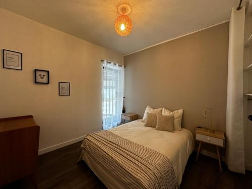 sypialnia z łóżkiem i oknem w obiekcie La bulle FREBERMIS w mieście Villeneuve-sur-Lot