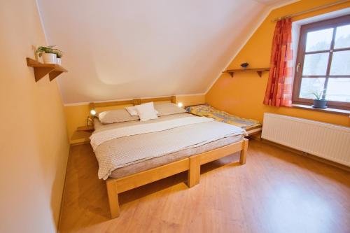 ein kleines Schlafzimmer mit einem Bett in einem Zimmer in der Unterkunft Chalupa Moravský Karlov in Červená Voda