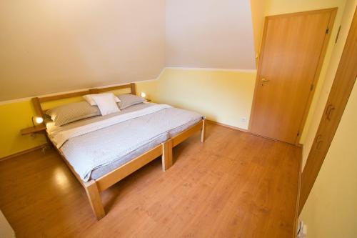 Cama o camas de una habitación en Chalupa Moravský Karlov, čti info od hostitele