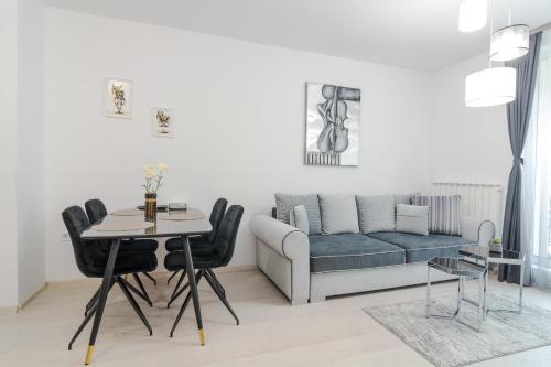 Paris luxury top centre Apt with office space في صوفيا: غرفة معيشة مع أريكة وطاولة
