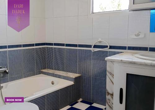 een badkamer met een bad, een toilet en een wastafel bij Verte Casa in Hammamet
